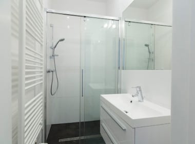 Whg 1030Bad Dusche Glas Schiebetür Handtuchwärmer Altbauwohnung 1030 Wien Landstraße saniert