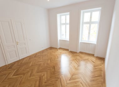 Whg 1070:2_Wohnzimmer 1070 Wien Neubau Altbau Stil Luxus Fischgrät Parkett Wohntraum