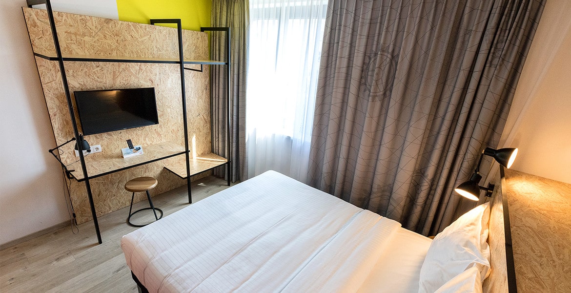 ibis Style Hotel 1020 Bett und Regal